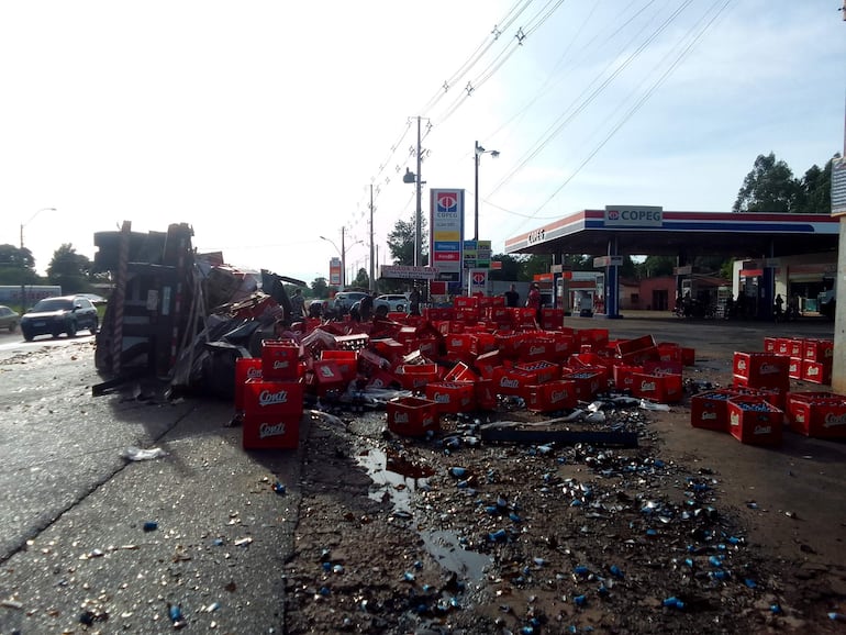 Tras el vuelco del camión de carga las mercaderías quedaron esparcidas en la ruta.