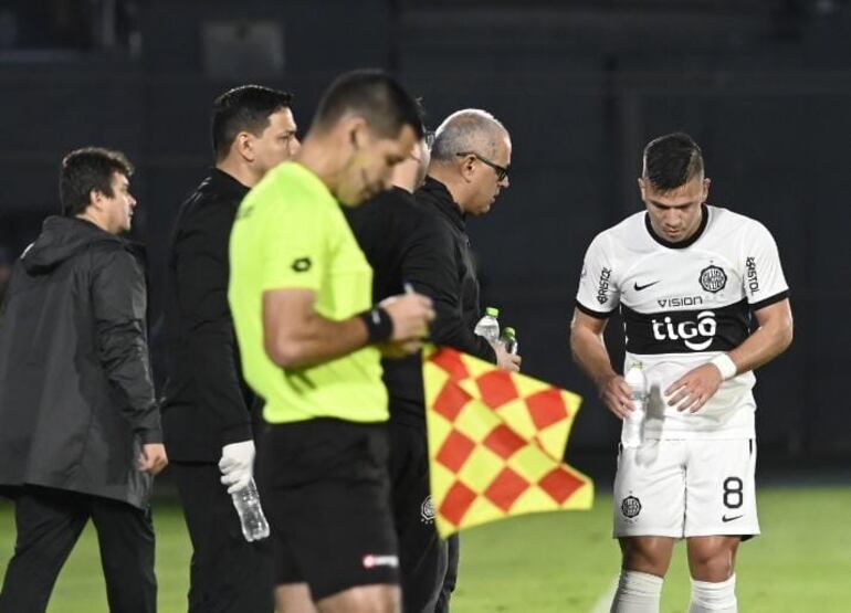 El entrenador de Olimpia, Francisco Arce, brinda indicaciones a Hugo Quintana durante el juego ante Guaireña.