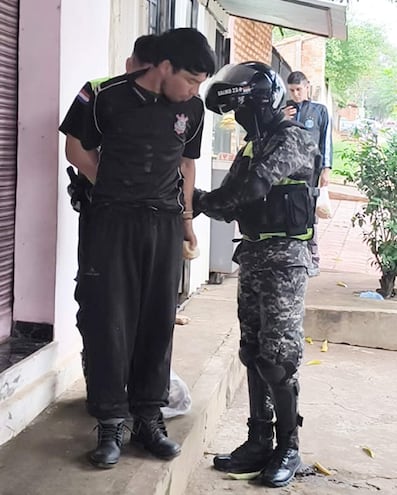 Momento en que es detenido, Adriano Rannón Ramírez, en el microcentro de Ñemby.