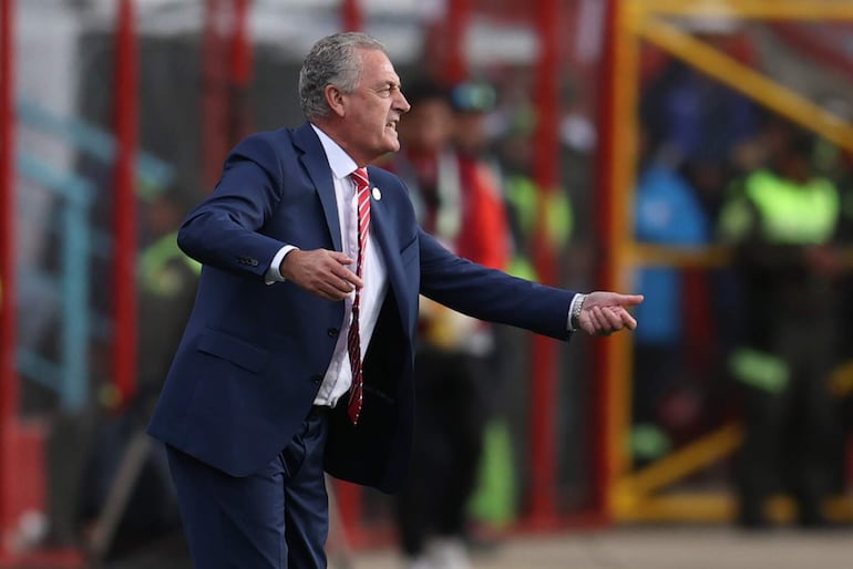 El argentino Gustavo Alfaro, entrenador de Paraguay, en el partido frente a Bolivia por la fecha 12 de las Eliminatorias Sudamericanas 2026 en el estadio Municipal, en El Alto, Bolivia.