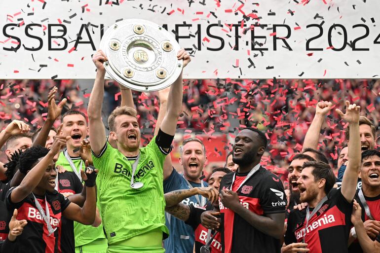 Los jugadores del Bayer Leverkusen celebra con el trofeo de la Bundesliga en el Bay Arena, en Leverkusen.