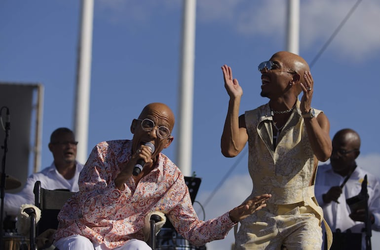 Papo Rosario, del Gran Combo de Puerto Rico, se presenta durante el Día Nacional de la Salsa.