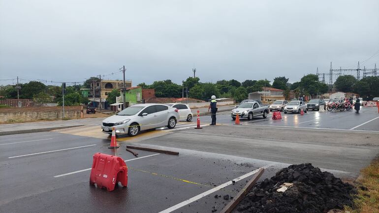 Paso peatonal sobrelevado en el acceso a la Costanera Norte.