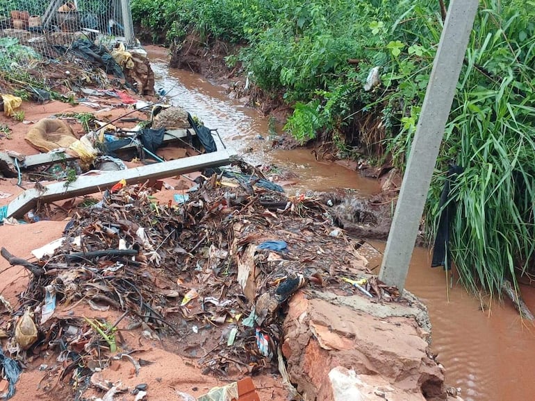 Los cauces hídricos se llenaron de basura.
