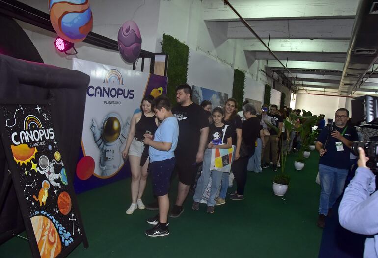 Larga fila de interesados en participar del proyecto Planetario Canopus, en el Centro de Convenciones Mariscal.