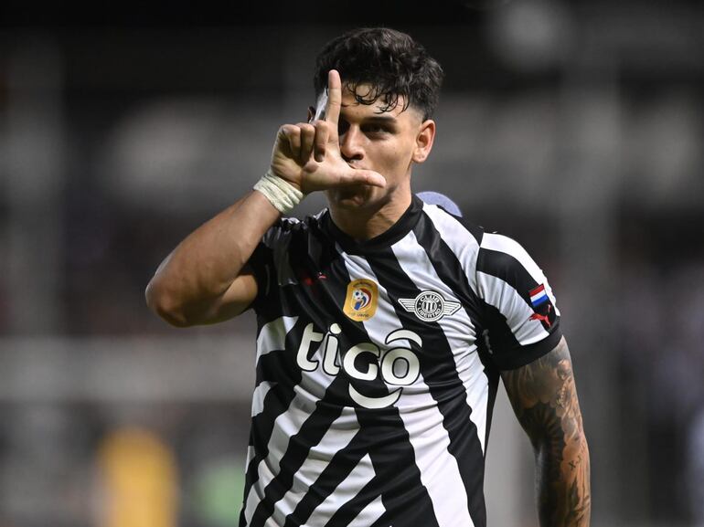 Matías Espinoza, jugador de Libertad, celebra un tanto en el partido ante Olimpia por la regularización de la décima fecha del torneo Clausura 2023 del fútbol paraguayo en el estadio La Huerta, en Asunción.