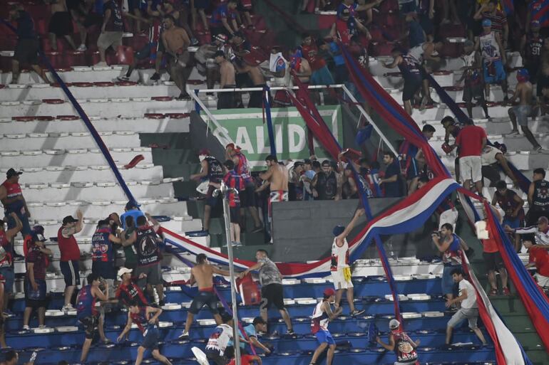 Los incidentes entre los barras de Cerro Porteño en la Gradería Norte durante el partido ante 2 de Mayo en el estadio Defensores del Chaco, en Asunción.