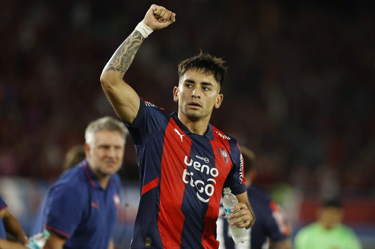 Jonathan Torres, futbolista de Cerro Porteño, celebra un gol en el partido frente a Libertad por la primera fecha del torneo Apertura 2025 del fútbol paraguayo en el estadio La Nueva Olla, en Asunción, Paraguay.