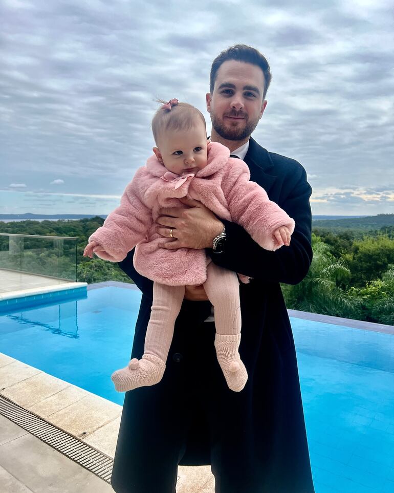 ¡Papá orgulloso! Iván Zavala posando feliz con Mila. (Instagram/Iván Zavala)