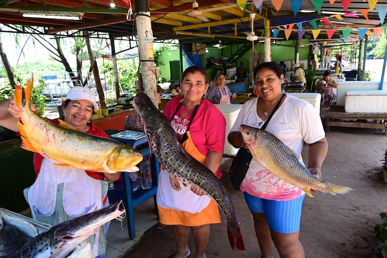 Vendedoras de Remanso exhiben pescados de gran porte que tienen en las pescaderías del lugar.