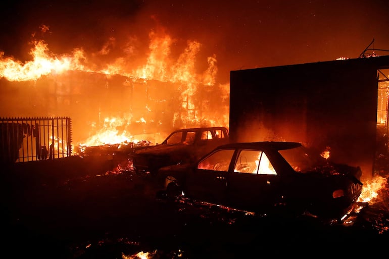 Casas y vehículos alcanzados por los incendios forestales en Chile.