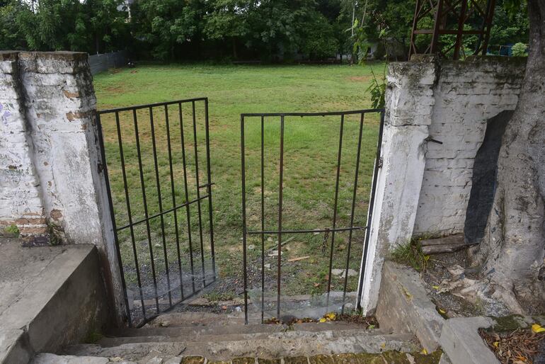 Escalera y portón en mal estado, que tienen previsto cambiar con obra del Fonacide en la escuela Pedro P. Peña.