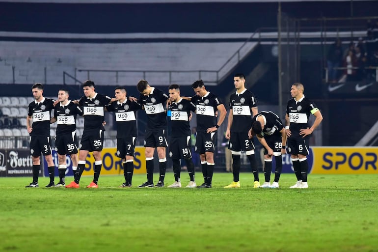 Los futbolistas de Olimpia durante la tanda de los penales del partido contra Sportivo San Lorenzo por la Fase 3 de la Copa Paraguay 2023 en el estadio Manuel Ferreira, en Asunción.