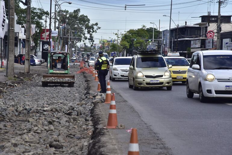 Vista de la avenida Eusebio Ayala en inmediaciones de R.I. 6 Boquerón.