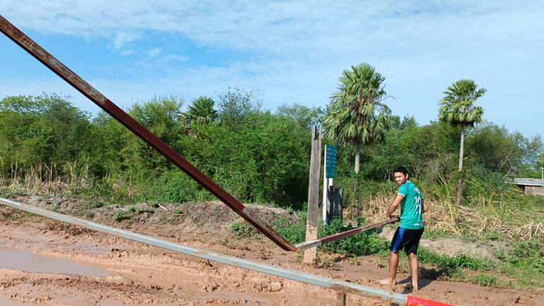 Conductores irresponsables destrozaron una de las barreras de clausura, en la zona de María Auxiliadora.