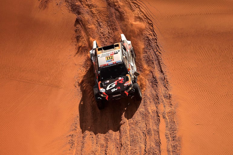 Henk Lategan (30 años) y Brett Cummings (41) descienden una gran duna en la zona de Riyadh.