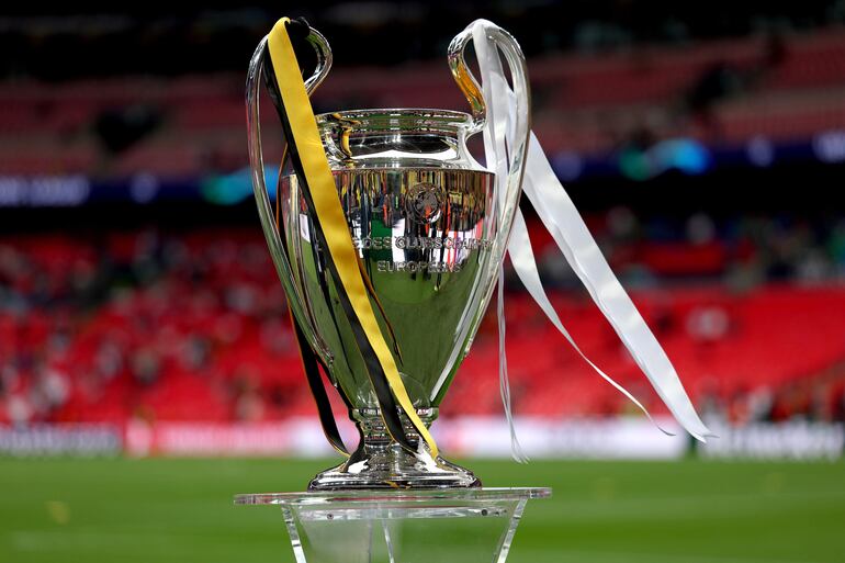 El trofeo de la Champions League con colores de los finalistas de la edición 2023-2024. 