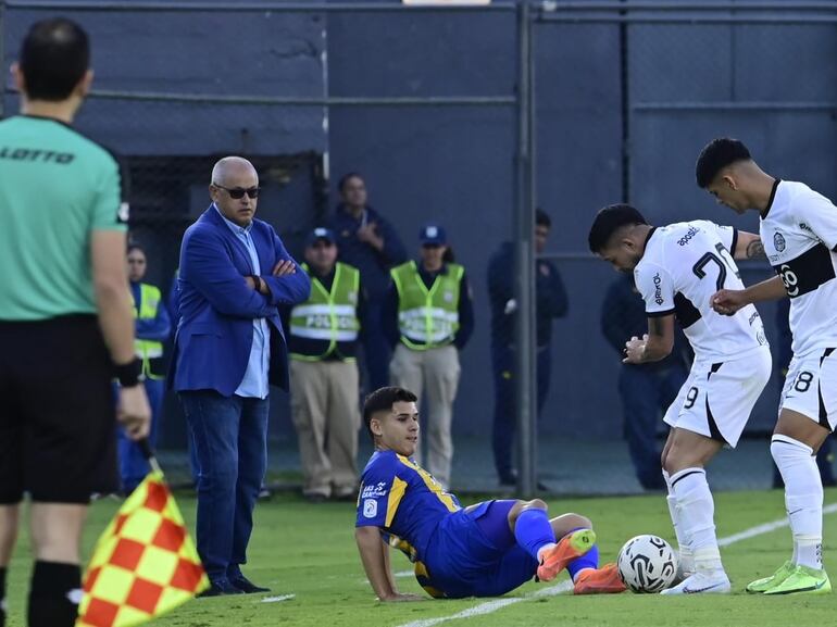 Francisco Arce (I), entrenador de Olimpia, durante el partido contra Sportivo Luqueño por la octava fecha del torneo Clausura 2023 del fútbol paraguayo en el estadio Defensores del Chaco, en Asunción.