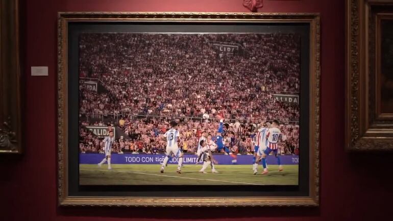 El gol de chilena de Tonny Sanabria en el Museo Nacional de Bellas Artes.