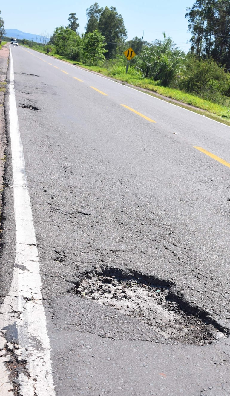 La ruta PY01, en el tramo Paraguarí - Quiindy, está minada de enormes cráteres.