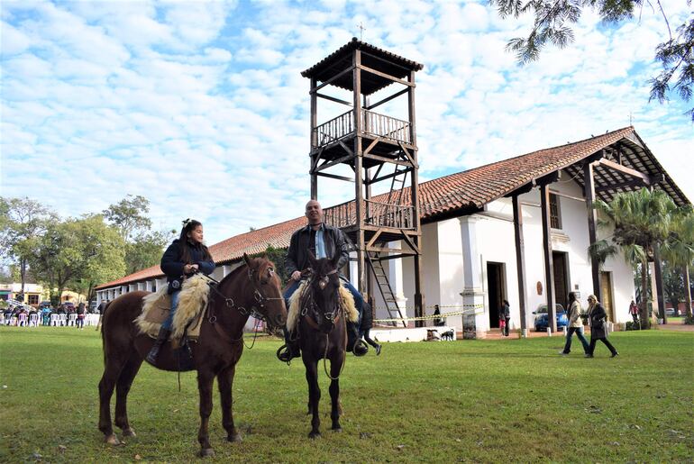 El intendente local, Luis Rodríguez acompañado de su hija Victoria, llegaron a caballo a la iglesia de Yaguarón.