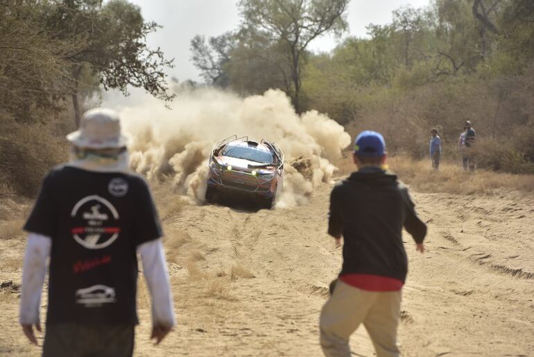 Los aficionados en los tramos de la Etapa 2 del Transchaco Rally 2023.