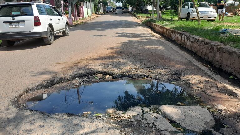 Enormes baches en diferentes calles de la ciudad de Ñemby, los lugareños exigen la reparación inmediata.