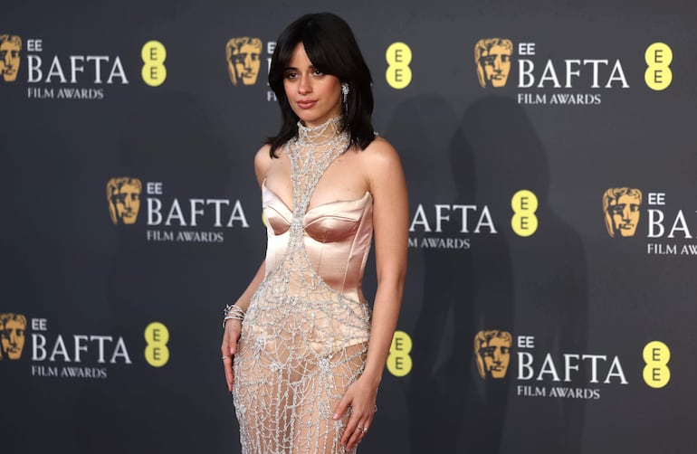 La cantante Camila Cabello lució un sensual vestido bordado en la red carpet de los BAFTA en el Royal Festival Hall. (EFE/EPA/ANDY RAIN)
