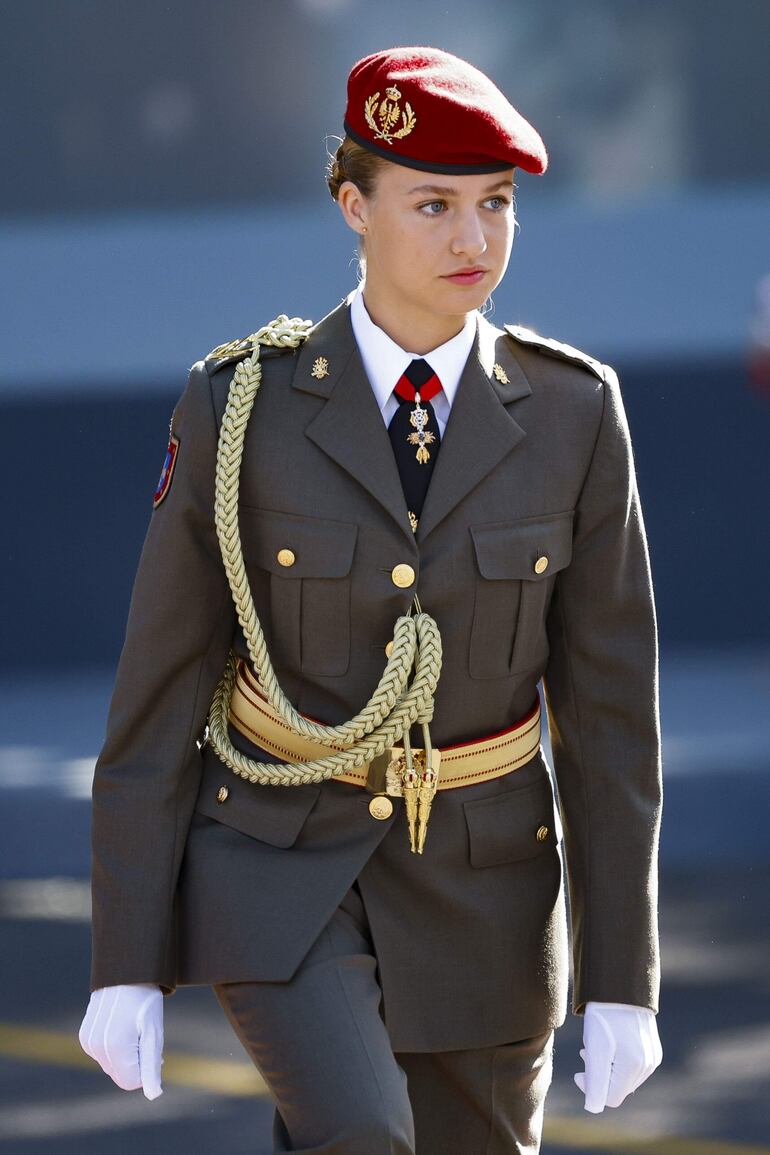 La princesa de Asturias asistió al desfile del Día de la Fiesta Nacional en Madrid ataviada con su uniforme de gala de dama cadete del Ejército de Tierra. (EFE/ Daniel González)
