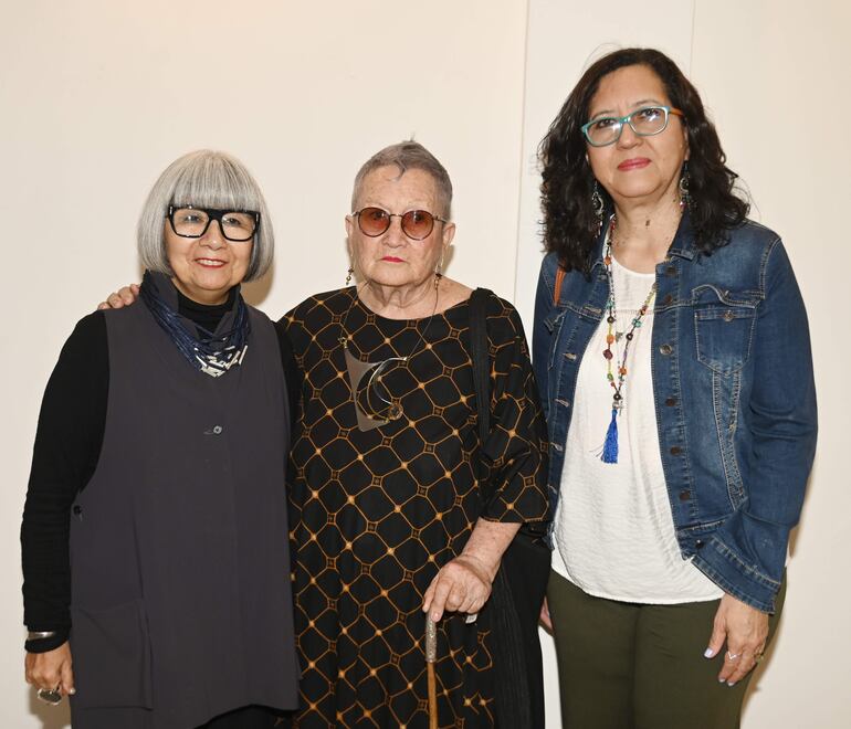 Adriana Almada, Lucy Yegros y Teresita González.