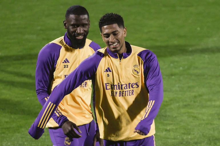 El centrocampista inglés del Real Madrid Jude Bellingham (d) y el defensa alemán Antonio Rüdiger (i) participan en el entrenamiento del equipo este miércoles en las instalaciones del Al-Nassr en Riad, Arabia Saudí, en la víspera del partido de semifinales de la Supercopa de España ante el Atlético de Madrid. EFE/ Juan Carlos Cárdenas