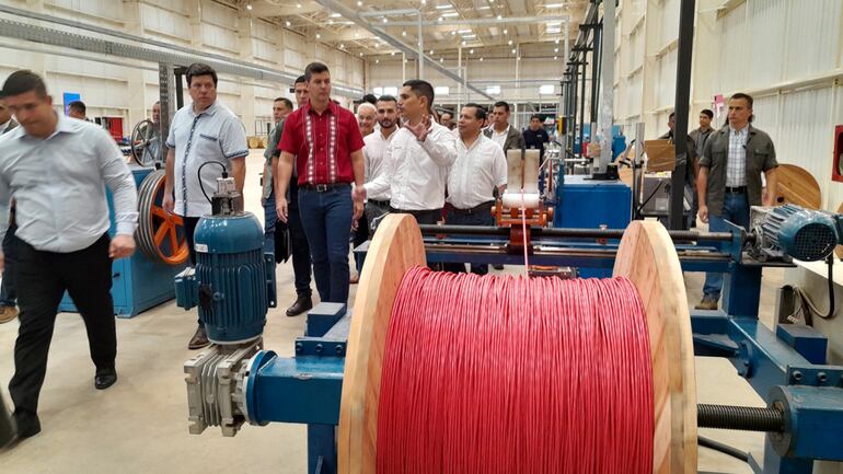 El presidente de la República, Santiago Peña, conoció las instalaciones de la empresa DIPRO S.A.