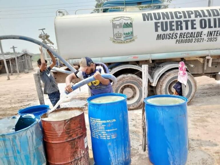 Camión cisterna municipal durante acarreo de agua a pobladores afectados por la sequía.