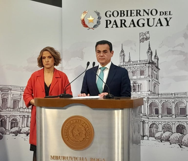 La jefa del gabinete de la presidencia Lea Giménez y el canciller Rubén Ramírez Lezcano hicieron el anuncio de que el gobierno pedirá la salida del embajador de Estados Unidos, Marc Ostfield.