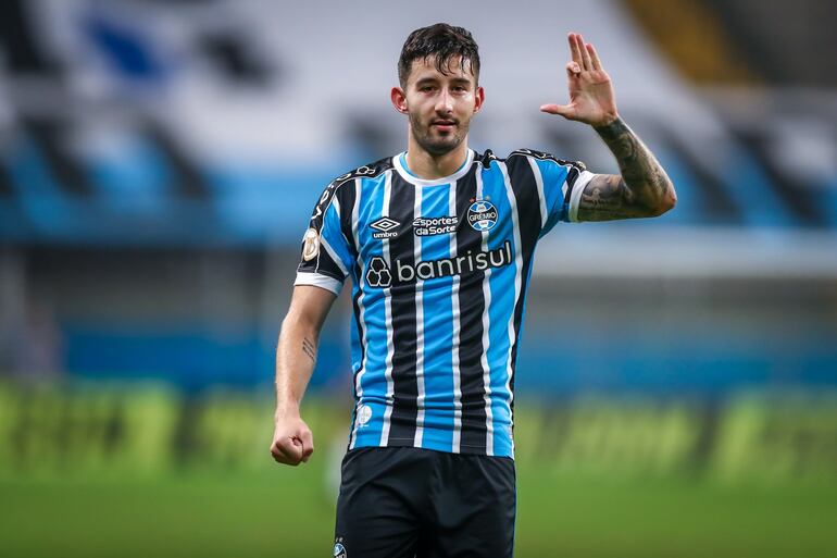 El paraguayo Mathías Villasanti, futbolista de Gremio de Porto Alegre, celebra un gol en el fútbol brasileño.