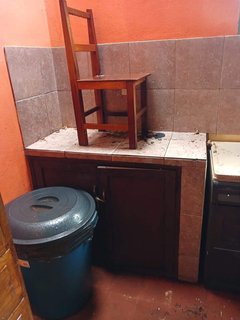 Los delincuentes delincuentes colocaron una silla sobre la mesa de la cocina para sacar con facilidad lo robado. 