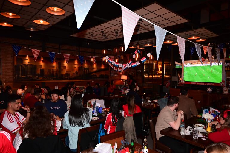 La Asociación State Alumni Paraguay celebró la copa América en TGI Fridays.