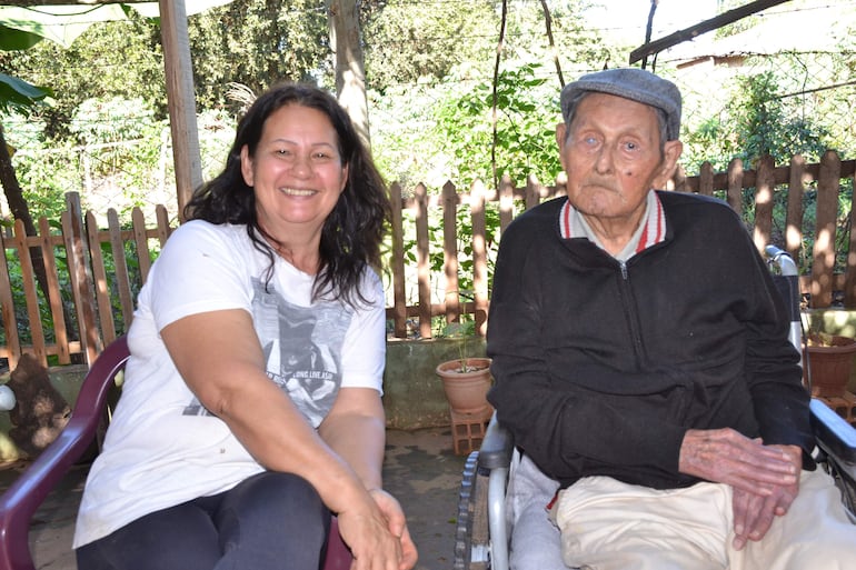 Petrona Vargas con su padre el único ex combatiente de la Guerra del Chaco de San Juan Nepomuceno, José Domingo Vargas Gonzalez.