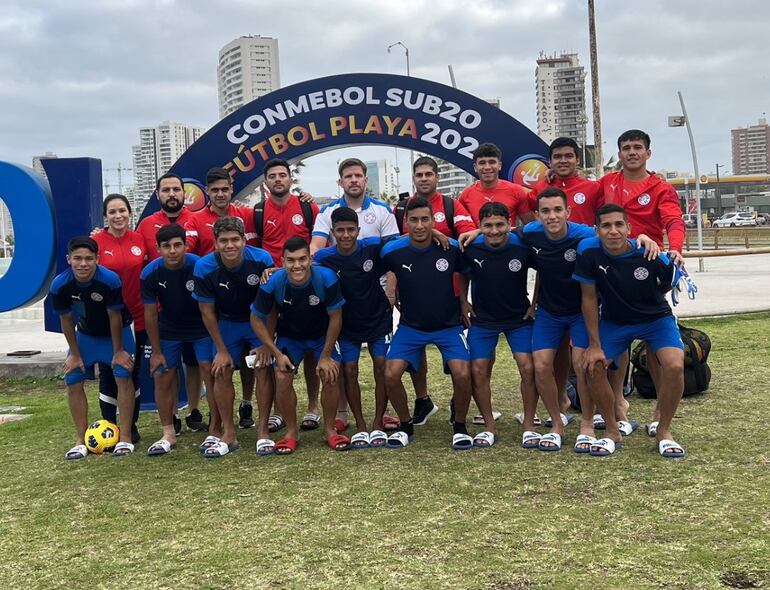 Los jóvenes Pynandi compiten hoy en el Sudamericano Sub 20 de fútbol playa en Iquique, Chile.