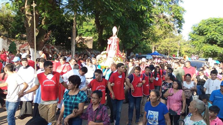 Procesión de la imagen del patrono San Blas por las calles de Itá.