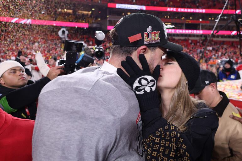 Taylor Swift besa apasionadamente a Travis Kelce en el Arrowhead Stadium en Kansas City, Missouri.

   (Jamie Squire/Getty Images/AFP)