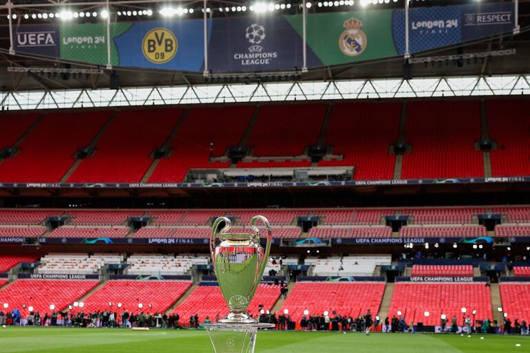 Vista del trofeo de la Liga de Campeones en el estadio de Wembley, escenario de este sábado de la final que van a disputar el Borussia Dortmun y el Real Madrid. EFE