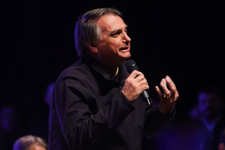 El expresidente de Brasil Jair Bolsonaro ofrece un discurso durante un mitin del Partido Liberal en Porto Alegre, Brasil. (AFP)