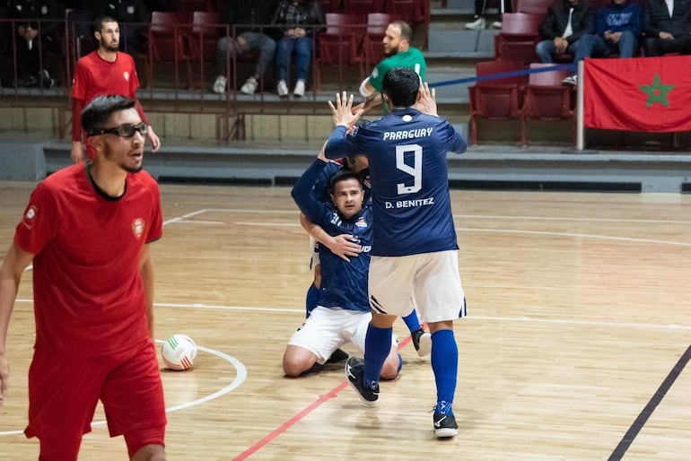 Los jugadores de la selección paraguaya festejan un gol en el partido frente a Marruecos por las semifinales del Mundial Baja California 2023 de Fútbol de Salón en el Gimnasio Municipal, en Tecate, México.