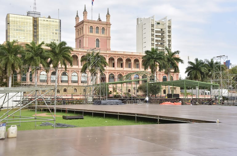 Aspecto de lo que fueron los preparativos para el traspaso de mando del presidente Santiago Peña. El evento estuvo a cargo de Urban Clasic SRL (Xelebra)