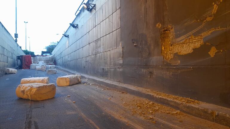 Un camión transportador de algodón volcón en el túnel Semidei esta madrugada.