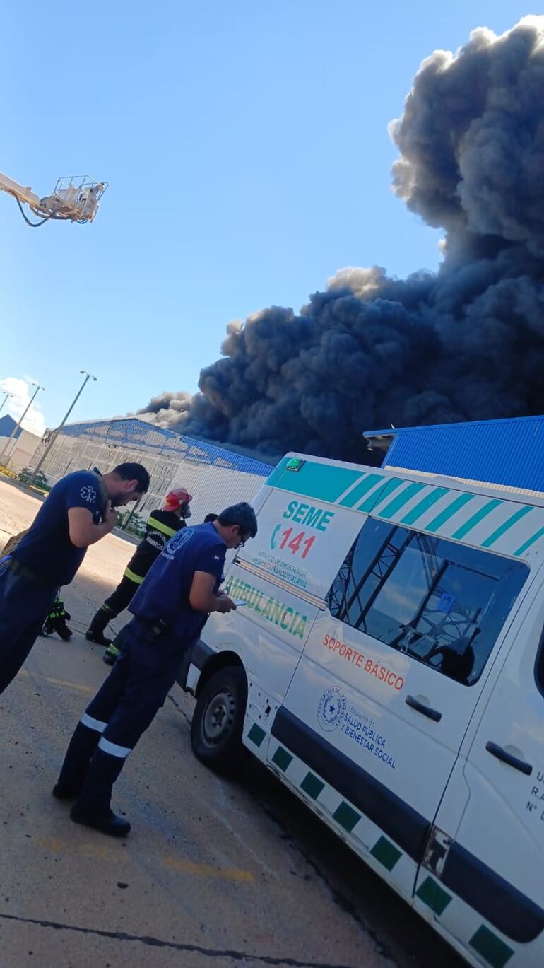 El incendio de un depósito de cubiertas en Puerto Fénix, Mariano Roque Alonso, sigue incontrolable.