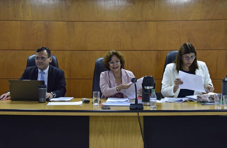  Los jueces Fabián Weisensee, Laura Ocampo y Cándida Fleitas, integrantes del Tribunal de Sentencia, resuelven hoy los incidentes planteados por las defensas.