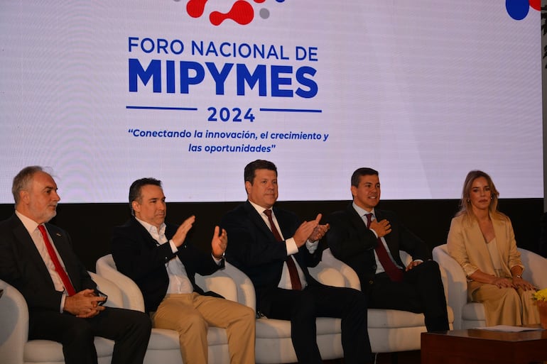 El presidente de la República, Santiago Peña, y la Primera Dama, Leticia Ocampo (centro), en el Foro Nacional de Mipymes.