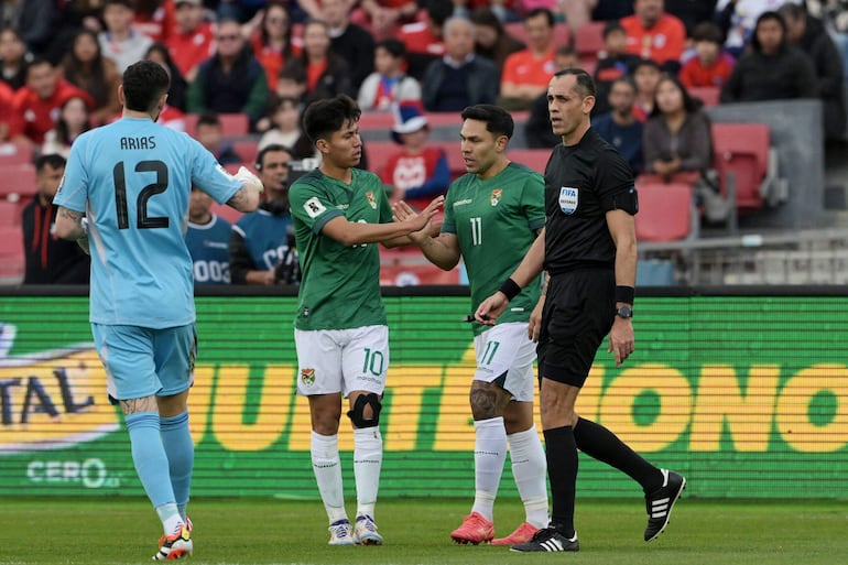 Carmelo Algarañaz (11), futbolista de Bolivia, celebra un gol en el partido frente a Chile por la octava fecha de las Eliminatorias Sudamericanas 2026 en el estadio Nacional, en Santiago, Chile. 